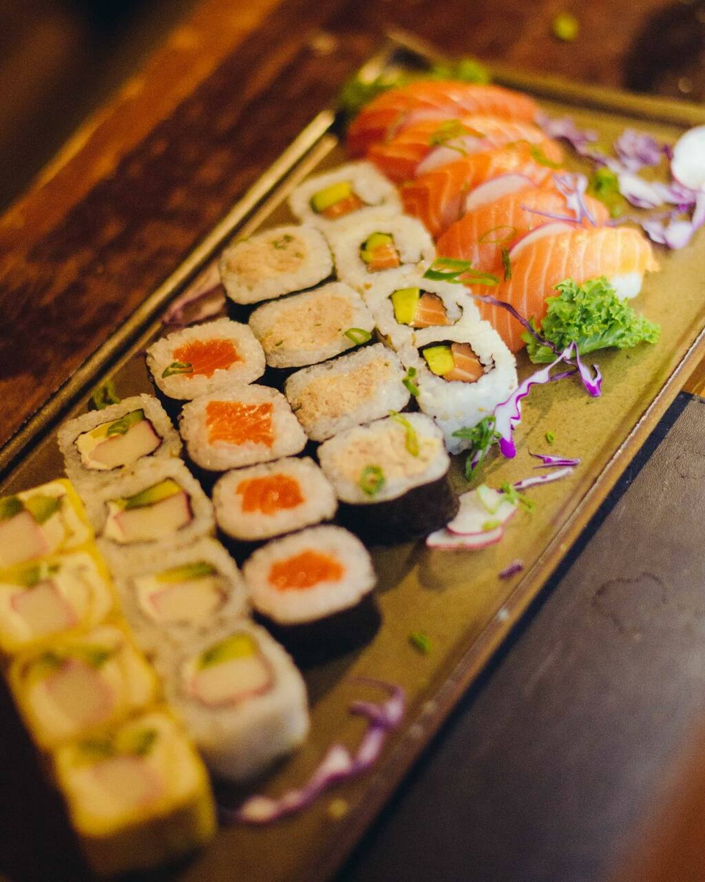tabla con piezas de sushi