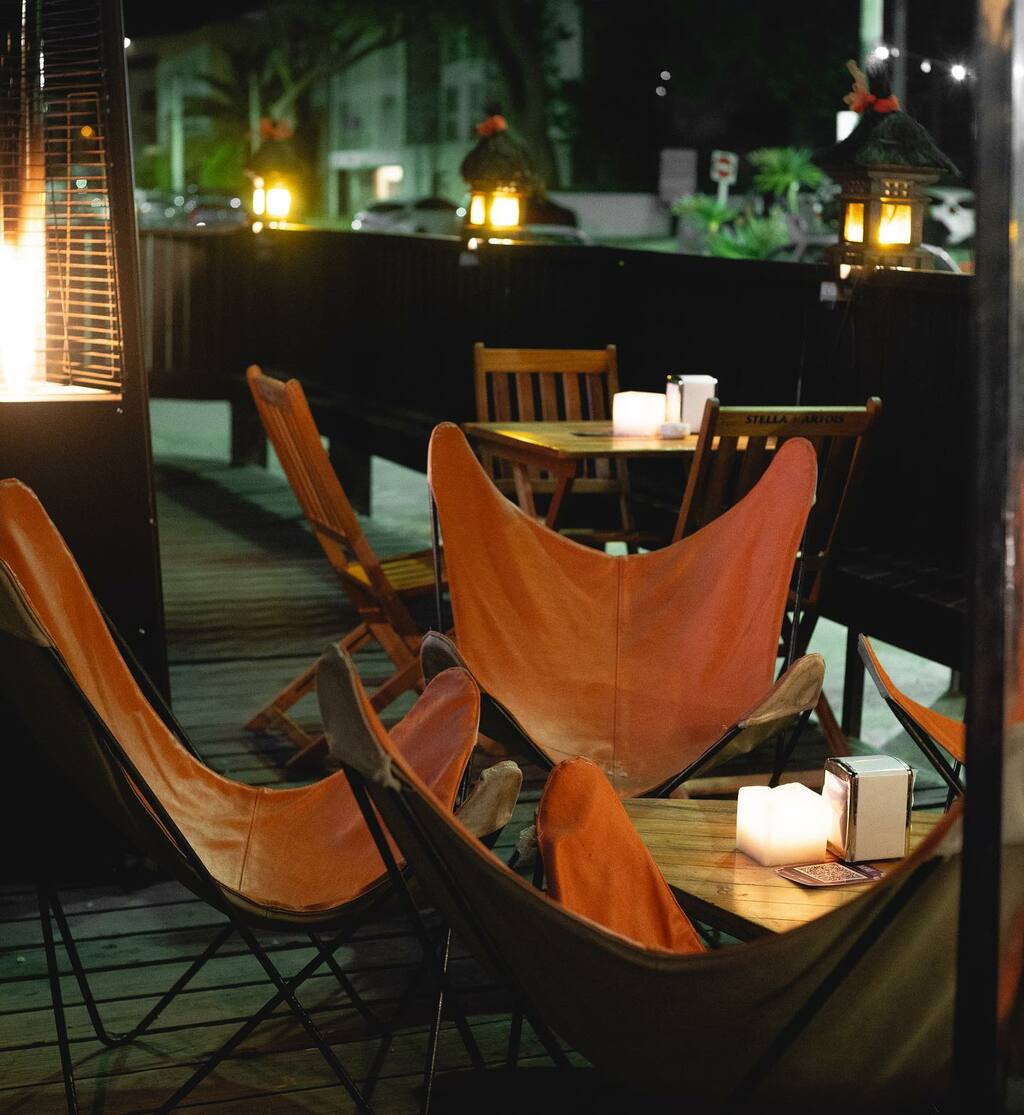 sillas al aire libre con mesa y ambientación