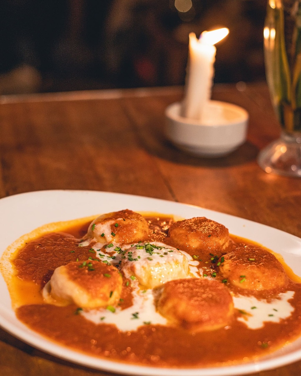 sorrentinos con salsa roja y crema